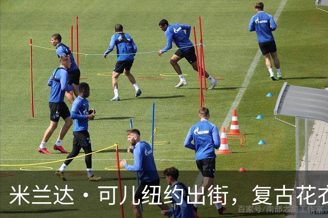米兰达・可儿纽约出街，复古花衣明艳动人